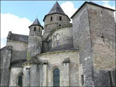 Quel est le nom des habitants de Saint-Robert (Corrèze) ?