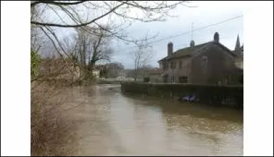 Cette rivière qui déborde se nomme la Vezouze. Affluent de la Meurthe, elle est un sous-affluent ...