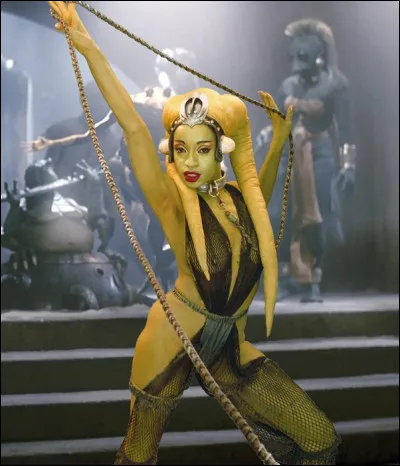 Dans la saga "Star Wars", de quel infâme personnage la belle Oola est-elle la danseuse et l'esclave ?