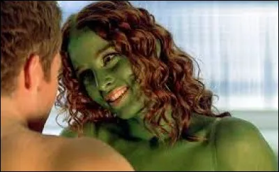 Dans le film "Star Trek" de 2009, quel personnage flirte avec cette charmante alien ?