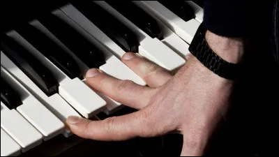 Quel personnage joue du piano extrêmement mal ?