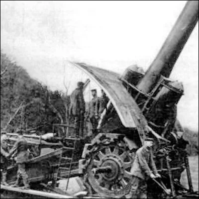 Quel &eacute;tait le surnom du canon de si&egrave;ge 42-cm Kurze Marine-Kanone utilis&eacute; par l�arm&eacute;e allemande jusqu�&agrave; son &eacute;chec dans la bataille de Verdun ?