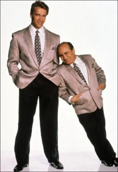 Dans ce film, sorti en 1988, Schwarzy et Danny De Vito sont :