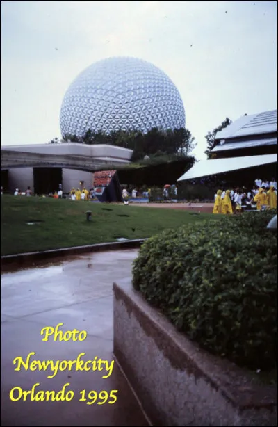 Quel est ce parc d'attraction en E, situé à Orlando en Floride, parc Disney sur le thème du futur avec des attractions technologiques impressionnantes ?