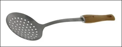 Quel est cet ustensile de cuisine en E, une large cuillère plate criblée de petits trous servant à écumer les liquides ?