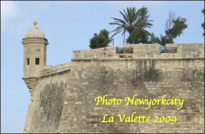 Quelle est cette construction en E, un petit édifice en encorbellement fixé sur une fortification, destinée à abriter un guetteur en lui donnant un maximum de champ de vision ?
