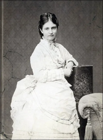 Marie-Antoinette de Habsbourg-Toscane (1858-1883) était écrivaine, sous quel pseudonyme publie-t-elle ses ouvrages ?