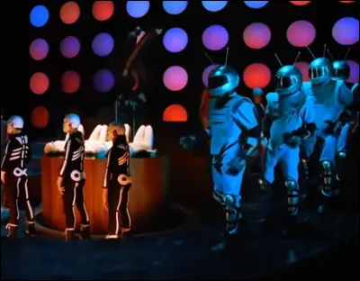 1997 > Si vous n'avez pas retenu le nom de la chanson "Around The World", il faudrait consulter... En effet, ce refrain vous est seriné la bagatelle de ... fois !