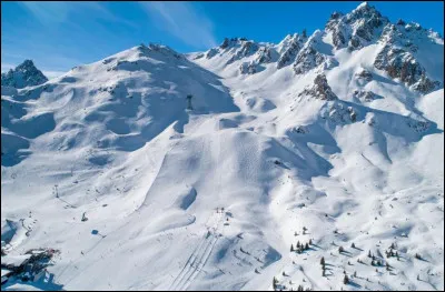 Sachant que le dénivelé pour la descente dames est fixé par la FIS entre 450 et 800 m, et que les normes pour une descente hommes sont encore supérieures avec un maximum de 1 100 m, de combien est le dénivelé de l'Éclipse, nouvelle piste de légende sur laquelle les hommes évolueront à Courchevel ?