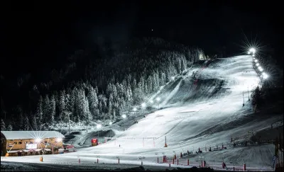 Où seront disputées les compétitions féminines, sur la piste du Roc de Fer ?