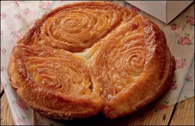Comment se nomme la pâtisserie bretonne sur l'image ci-dessus ?