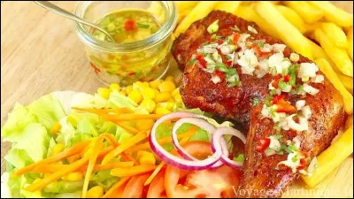 À part la Guadeloupe, quelle île caribéenne française fait du poulet boucané l'une de ses spécialités culinaires ?