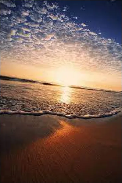 Qui a chanté ces paroles : "La mer/ Qu'au ciel d'été confond/ Ses blancs moutons/ Avec les anges si purs/ La mer/ Bergère d'azur, infinie" ?