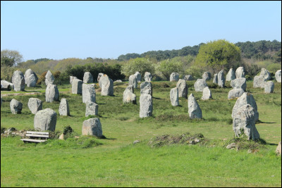 Quelle commune du Morbihan est célèbre pour ses alignements de mégalithes ?