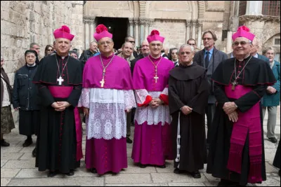 Comment appelle-t-on un représentant du pape auprès d'un gouvernement ?