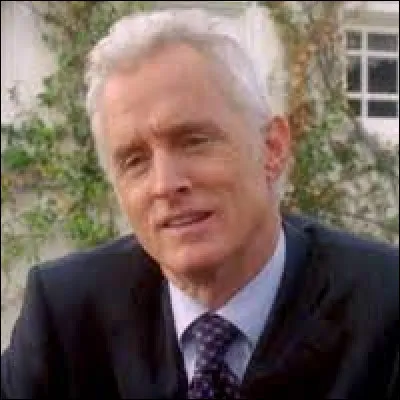 Quel objet tue Victor Lang en le transperçant lors de l'épisode de la tornade ?