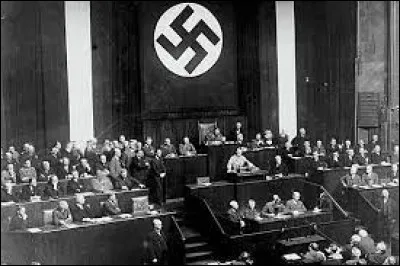 La première séance du Reichstag nouvellement élu se tient le 24 mars à Potsdam : laquelle de ces affirmations est inexacte ?