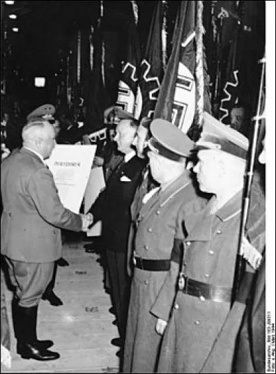 Que se passe-t-il le 2 mai 1933 ?