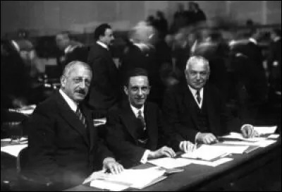 Que se passe-t-il le 21 octobre 1933, à Genève, à l'assemblée de la SDN ?