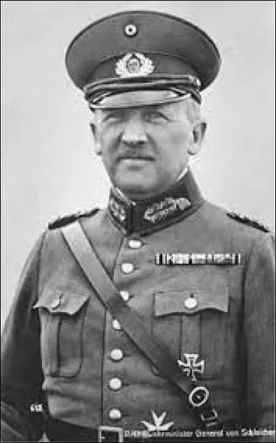 Ce personnage, militaire et homme politique, nommé chancelier par Hindenburg le 3 décembre 1932, démissionne le 30 janvier 1933, ouvrant la voie à la désignation d'Hitler à la chancellerie : il s'agit de ...