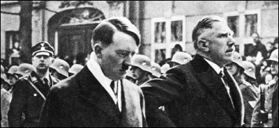 Cet homme politique (qu'on voit ici aux côtés d'Hitler), conservateur membre du Zentrum, chancelier de juin à décembre 1932, devient vice-chancelier dans le gouvernement Hitler et le restera jusqu'en août 1934. C'est lui qui, fin janvier 1933, négocie la nomination d'Hitler au poste de chancelier. Il s'agit de ...