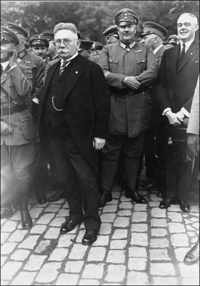 Qui est ce personnage, patron d'un importent groupe de presse, chef du Parti national du peuple allemand (DNVP) de 1928 à 1933 et membre du premier cabinet d'Adolf Hitler en 1933 ?