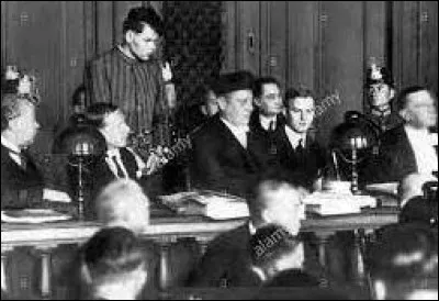 Que se passe-t-il le 27 février 1933 ?