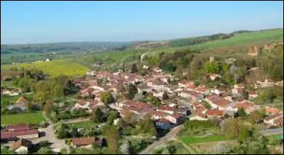 Ancienne commune de l'arrondissement de Commercy, dans les côtes de Meuse, Creuë se situe dans le département ...