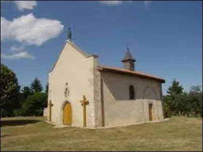 Vous avez sur cette image la chapelle Notre-Dame-du-Mont, à Gillonnay. Village d'Auvergne-Rhône-Alpes, dans l'arrondissement de Vienne, il se situe ...