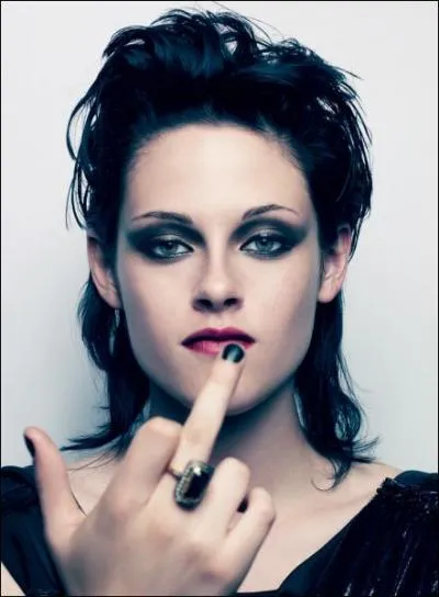 Pour quel shoot Kristen fait un doigt d'honneur ?