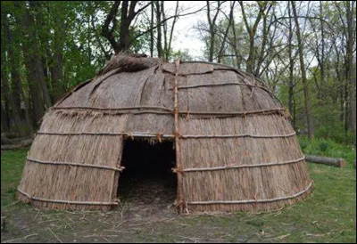 Quelle est cette habitation en W, celle des amérindiens semi-nomades d'Amérique Nord ?