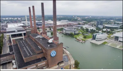 Quelle est cette ville allemande en W, fondée en 1938 en Saxe pour accueillir le constructeur Volkswagen et son personnel ?
