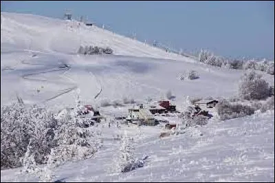 Dans quel massif se trouve la station de sports d'hiver du Markstein, qui culmine à 1265 mètres d'altitude ?