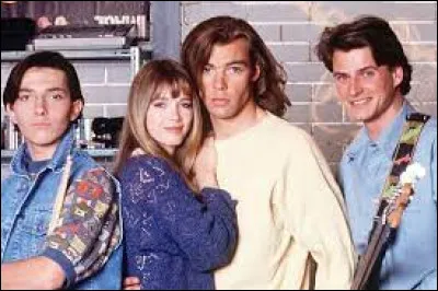 Durant quelle décennie est apparue à la télévision le sitcom "Hélène et les Garçons" ?