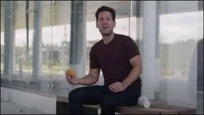 Qu'arrive-t-il à cette fourmi ?