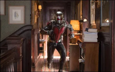 Chez qui Scott s'introduit-il par effraction pour faire un cambriolage, poussé par ses amis ?