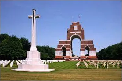Ce monument, qui se trouve à Authuille, commémore l'engagement des armées franco-britanniques lors de la bataille de la Somme, qui a eu lieu en ...