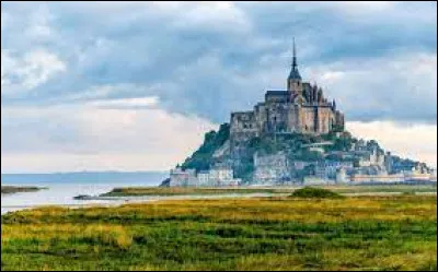 En quoi fut transformé l'abbaye du Mont-Saint-Michel en 1790 ?