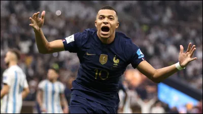 Lors de la finale de la Coupe du monde 2022 , Kylian Mbappé a fait un superbe match face aux Argentins et il a battu un record déjà réalisé lors de la finale de la Coupe du monde 1966, lequel ?