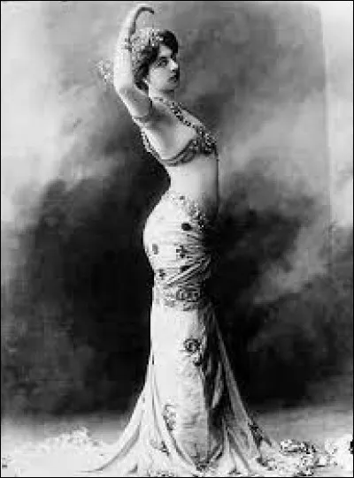 Quelle danseuse et courtisane est arrêtée le 13 février 1917 parce qu'on la soupçonne d'être une espionne à la solde de l'Allemagne ?