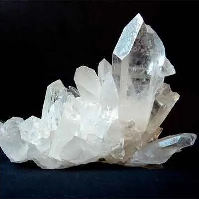 Je suis passionnée par les pierres ! Quelle est la pierre en photo, de la famille des quartz ?