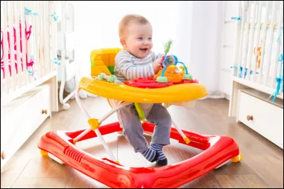 Quel est ce matériel en Y qui permet à un bébé de marcher en étant soutenu par un cadre et une nacelle à roulettes ?