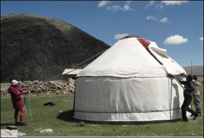 Quelle est cette habitation en Y, une tente démontable utilisée par les peuples nomades vivant en Asie centrale ?