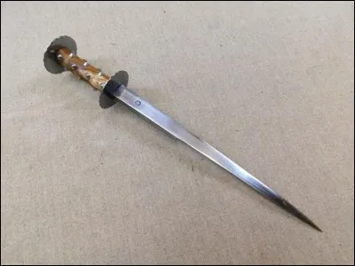 Comment s'appelle l'arme qui était portée à la ceinture par les chevaliers médiévaux ?