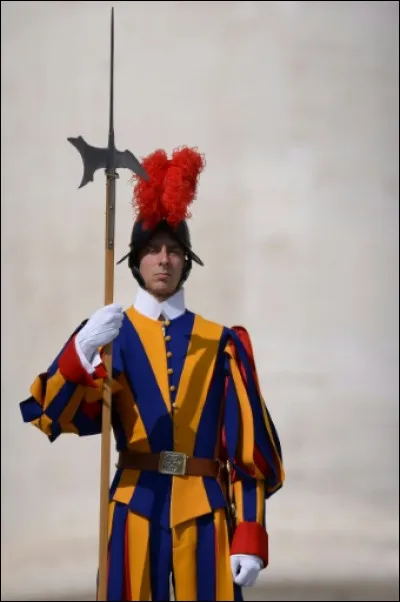 Quelle sorte d'arme les gardes suisses du Vatican arborent-ils lors de défilé et autre sorte de cérémonie ?