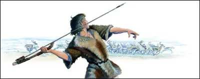 Utilisée le plus souvent pour la chasse, comment se nomme l'arme tenue par l'homme sur l'image ci-contre ?