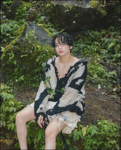 Dans quel mv Huening Kai porte-t-il cette tenue ?