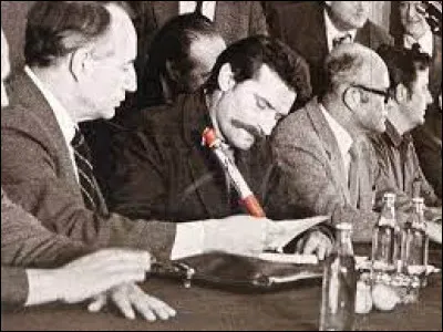 A l'effigie de qui était le stylo géant ayant servi à Lech Walesa pour signer les accords de Gdansk en 1980 ?
