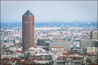 Dans quelle ville française se trouve cette tour baptisée "Le Crayon" ?