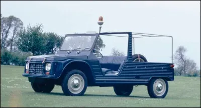 A la fin des années 1960 toujours, Citroën élargit sa gamme avec un véhicule de loisir léger : la Méhari, nommée d'après les dromadaires utilisés par les touaregs pour leur locomotion, connue notamment pour sa carrosserie lavable au jet d'eau. En quel matériau est-elle faite ?